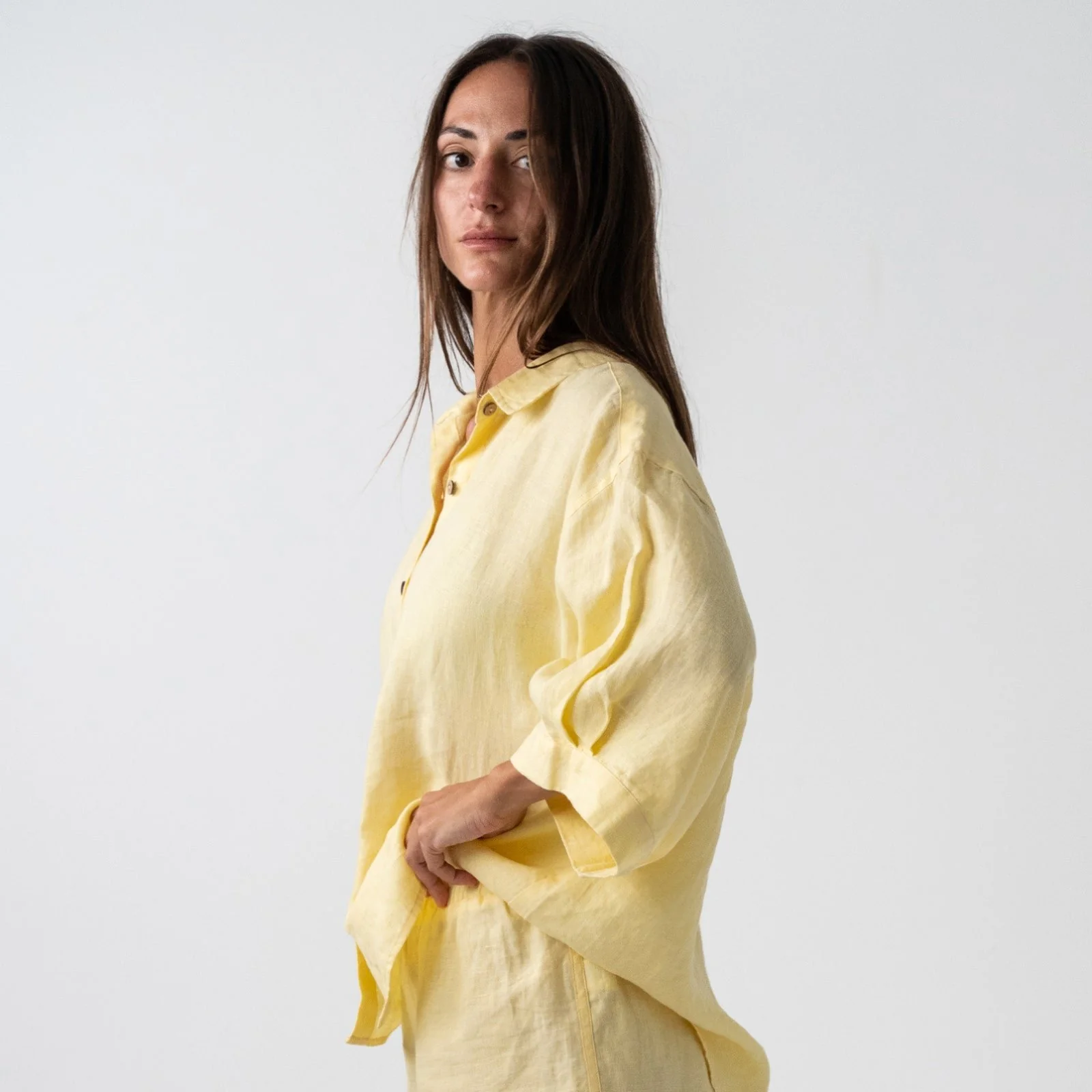 French Flax Linen Ruby Shirt in Daisy - Image 3